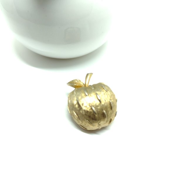 Napier Goldtone Apple Brooch - Picture 1 of 4